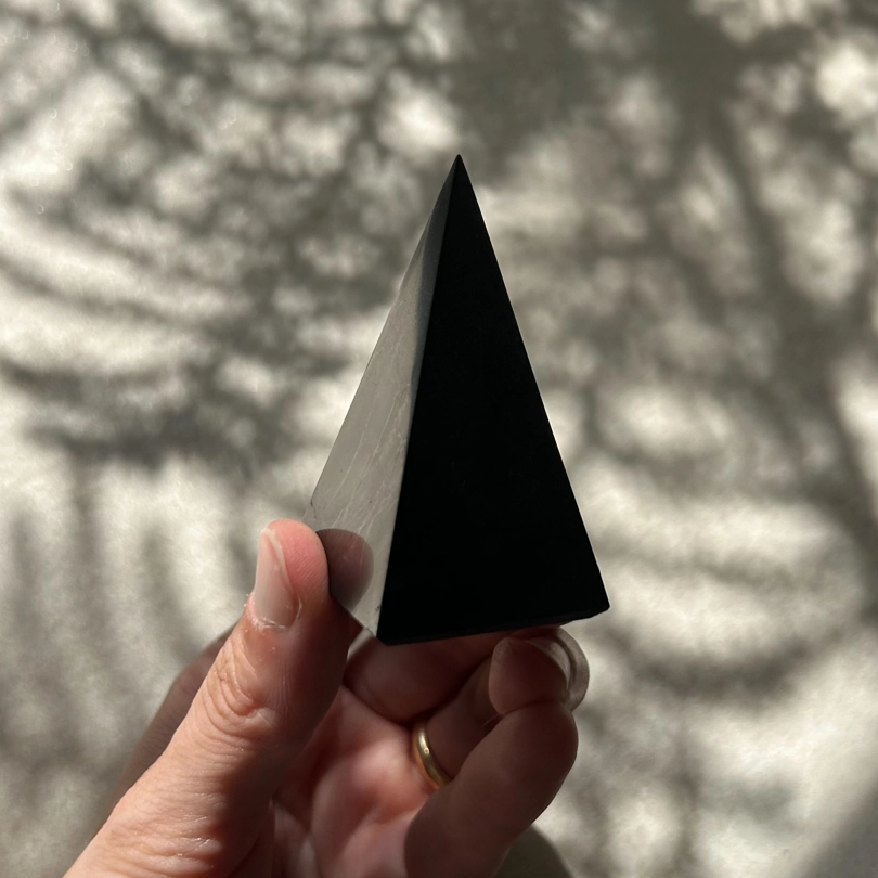 piramide in Shungite
